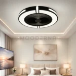 Rasmus Black en habitación, destacando su integración discreta en el techo.