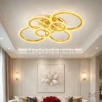 Tyra Gold instalada en sala, aportando iluminación potente y efecto visual sofisticado.