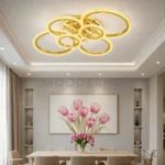 Tyra Gold instalada en comedor, resaltando la mesa central con luz envolvente.