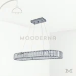 Kahori Platinum Crystal en fondo blanco, destacando su diseño alargado con cristales y acabado cromado elegante.