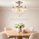 Pauline Plata Crystal instalada en comedor, resaltando la mesa principal con iluminación brillante y elegante.