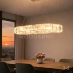 Kahori Platinum Crystal en comedor desde otro ángulo, resaltando su brillo y diseño decorativo.