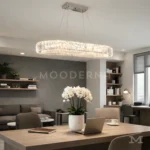 Kahori Platinum Crystal instalada en comedor, brindando iluminación uniforme con un diseño elegante de cristales.