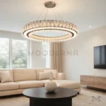 Nuria Platinum Crystal instalada en sala, aportando iluminación decorativa y elegante.