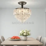 Matilda Plata Crystal instalada en comedor, resaltando la mesa central con iluminación brillante y elegante.