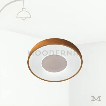 Doechii en fondo blanco, destacando su diseño circular moderno con aro decorativo en acabado dorado satinado.