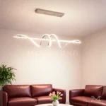 Rose Platinum instalada en sala, brindando iluminación ambiental con un estilo moderno y elegante.