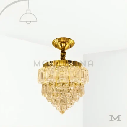 Matilda Gold Crystal en fondo blanco, resaltando su diseño elegante con cristales decorativos y acabado dorado brillante.