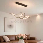 Rose Black instalada en sala, aportando iluminación uniforme con un diseño moderno y llamativo.