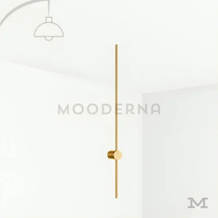 Adriany Gold recargable en fondo blanco, mostrando su diseño vertical elegante en acabado dorado moderno.