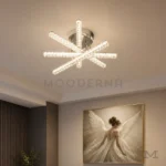 Lámpara de techo Viktoria Platinum iluminada junto a cuadro decorativo en interior elegante