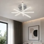 Lámpara LED cromada Viktoria Platinum iluminando sala elegante con cortinas y decoración moderna
