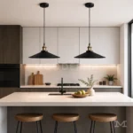 Dos lámparas colgantes Livia Mix sobre isla de cocina moderna con barra