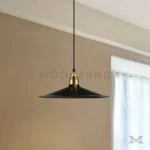 Detalle de lámpara colgante Livia Mix con pantalla negra y soporte dorado