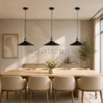 Tres lámparas colgantes Livia Mix negras y doradas sobre mesa de comedor moderno