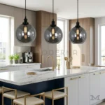 Lámpara colgante Shelby One Black de vidrio ahumado iluminando una isla de cocina moderna.
