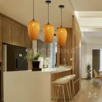 Tres luminarias colgantes rústicas Sunna Mix iluminando una barra de cocina moderna con madera