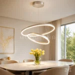 Lámpara LED colgante Billy Platinum de dos aros plateados sobre una mesa de comedor moderno.