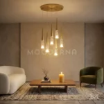 Lámpara Mercy Gold de 6 luces LED doradas iluminando un comedor moderno con mesa de madera.