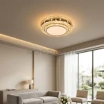 Luminaria de techo Leandra iluminando sala moderna con sofá gris y grandes ventanales
