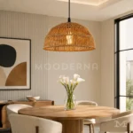 Lámpara colgante de ratán Livia sobre mesa de comedor con decoración natural