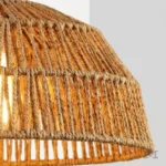 Detalle de pantalla de ratán natural tejido de la lámpara colgante Livia