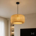Lámpara colgante de ratán Juna instalada en sala moderna con muebles de tonos neutros