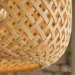 Detalle de cerca del tejido entrelazado de ratán natural en la lámpara colgante Juna