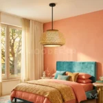 Lámpara colgante Valery de ratán en dormitorio con paredes cálidas y decoración boho
