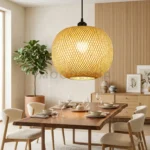 Lámpara colgante de ratán Marlene sobre mesa de comedor con decoración natural
