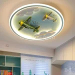 Lámpara LED infantil de aviones Bruno Blue Aviation instalada en dormitorio de niño con iluminación cálida